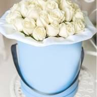 Белые розы в коробке